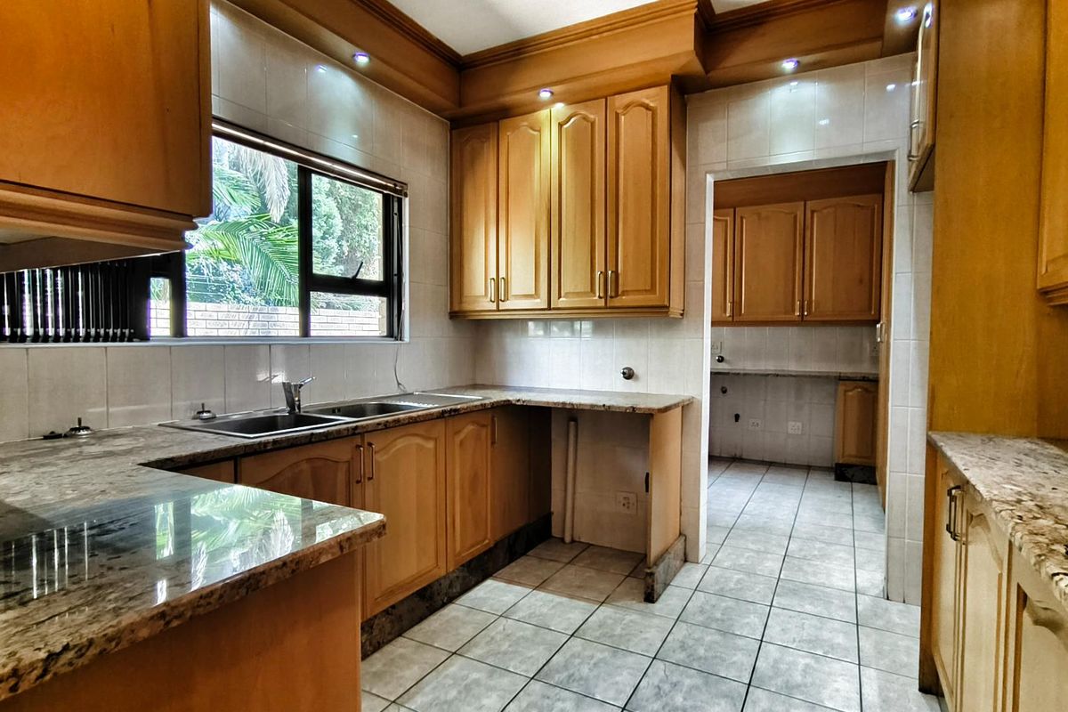 Stunning Spacious Facebrick Beauty - Photo 2
