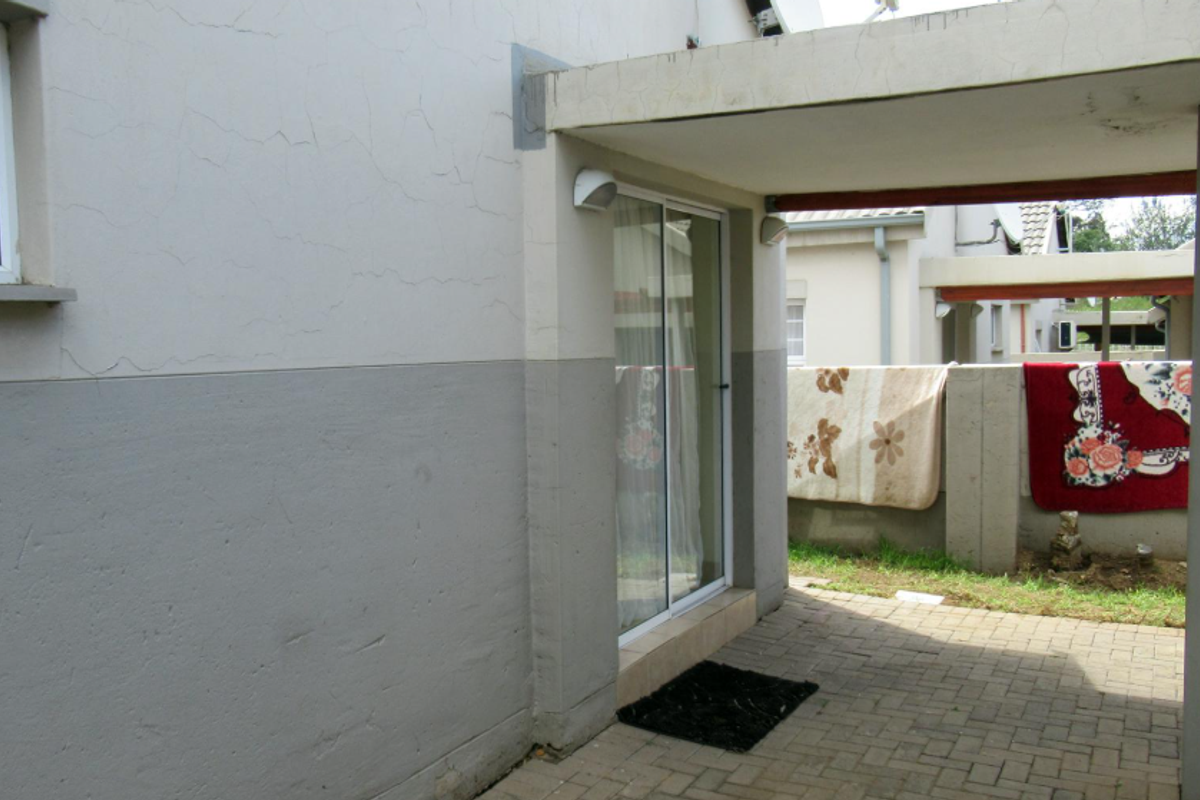 Modern Family Home in Die Heuwel Estate - Photo 5