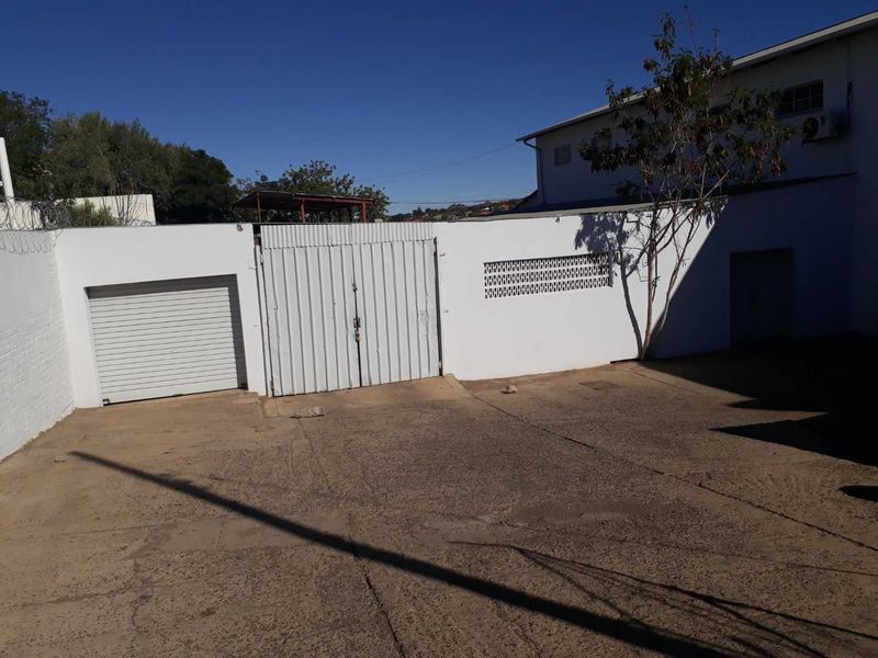 Prime Location Warehouse - Photo 2