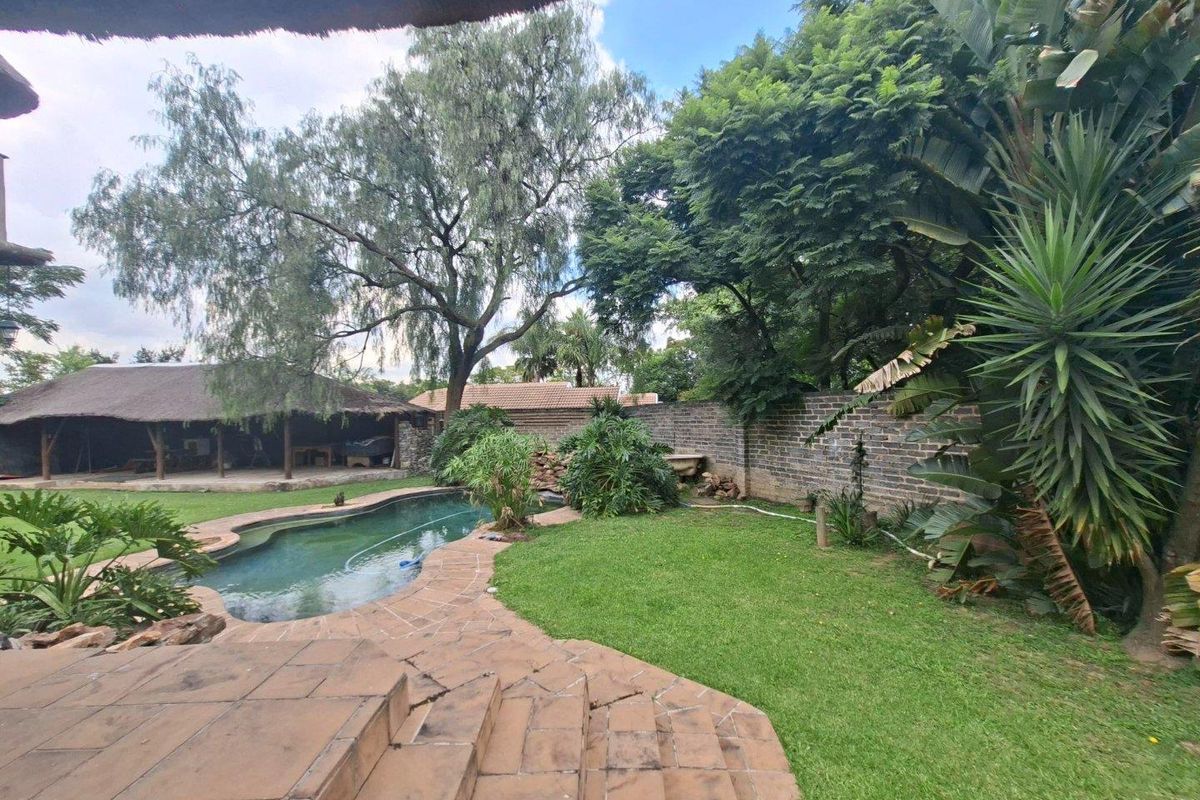 Well Located Spacious Thatch Family Home with cottage - Photo 5