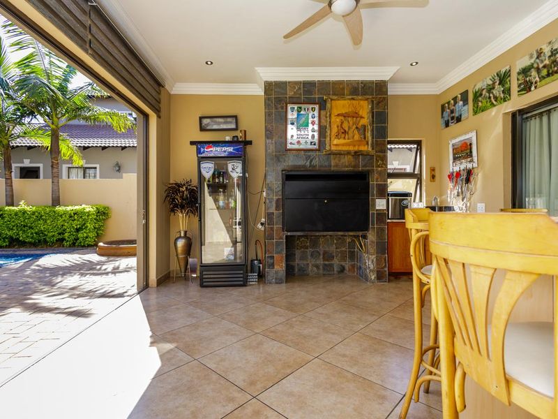 Luxury 5-Bedroom Family Home with Study, 3 Garages & Exceptional Entertainment - Photo 6