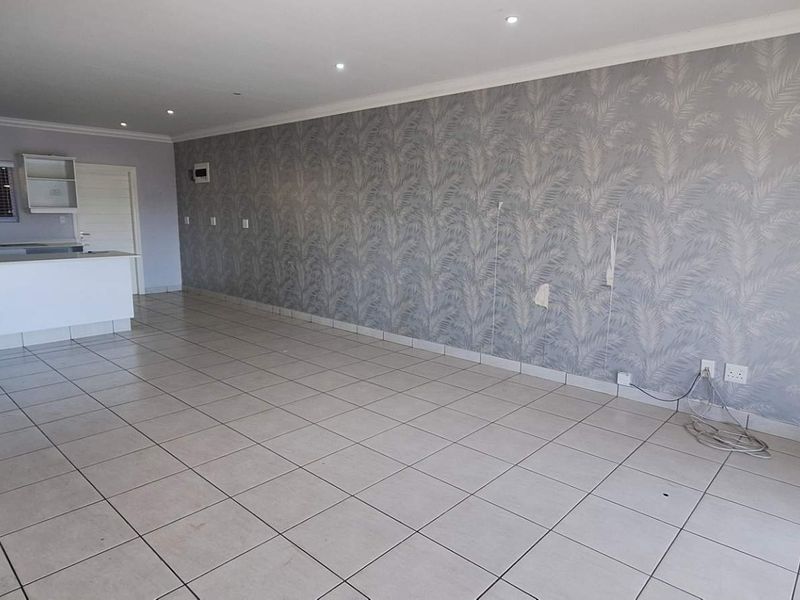 Modern 3 Bed Townhouse in Waterfall with automated Double Garage. - Photo 9