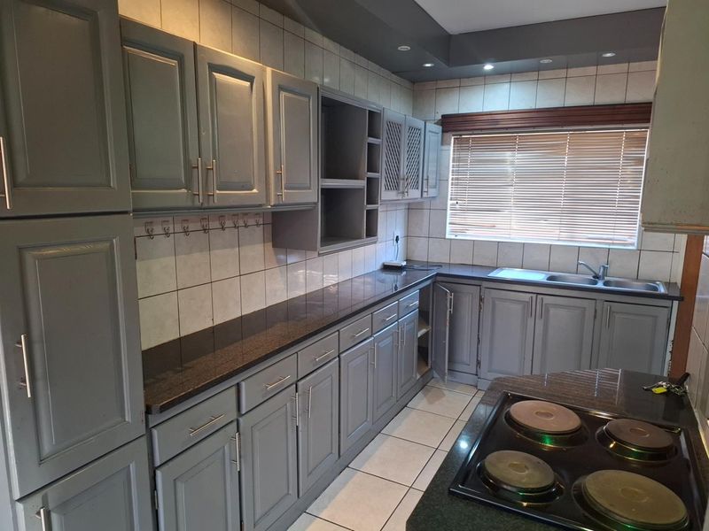 Spacious Duplex in Prime Location – Close to All Amenities - Photo 8