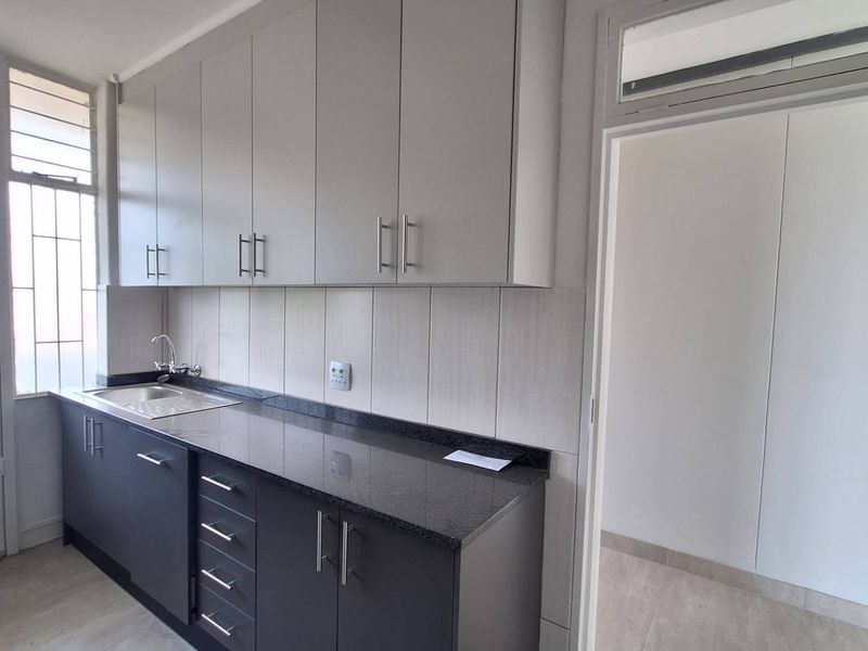 Spacious, newly renovated 2 bedroom apartment in Roodepoort - Photo 7