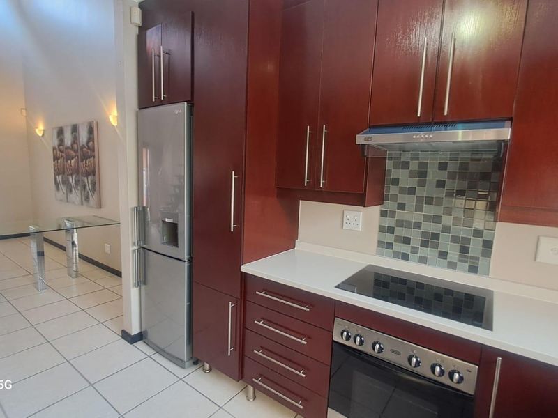 Gorgeous Loft Apartment 3 Bedroom/3 Bathroom in popular complex - Photo 9