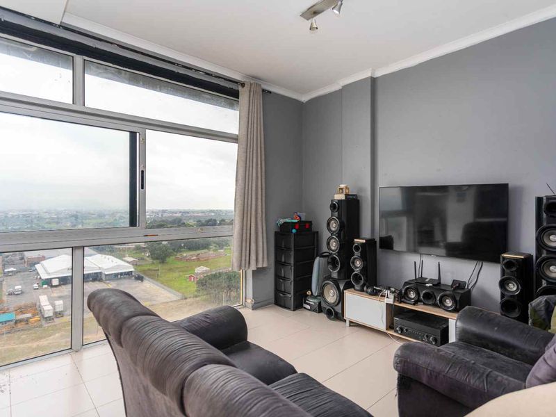 Top-Floor Gem with Breathtaking Views of Table Mountain and the City - Photo 4