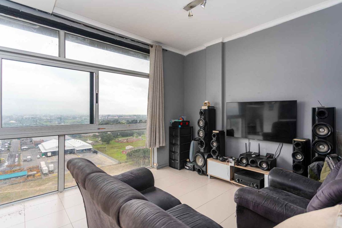 Top-Floor Gem with Breathtaking Views of Table Mountain and the City - Photo 4