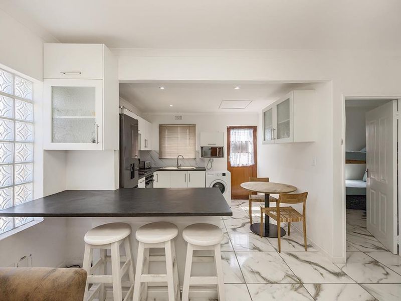 Modern 2 Bedroom Home - Photo 4