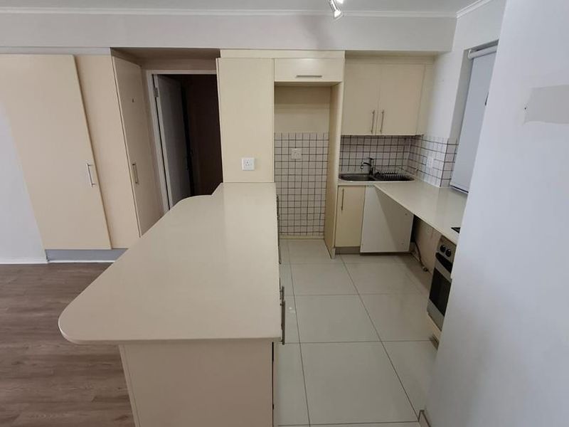 LONG TERM RENTAL - Large unfurnished  2 bedroom apartment in Piazza St John's - Photo 4