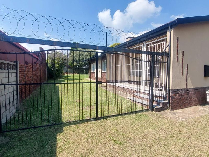 Your Dream Home Awaits: Comfort, Style & Safety! - Photo 5