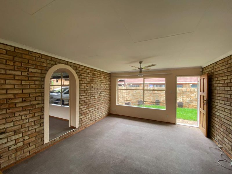 Cosy Townhouse for grabs - Photo 2