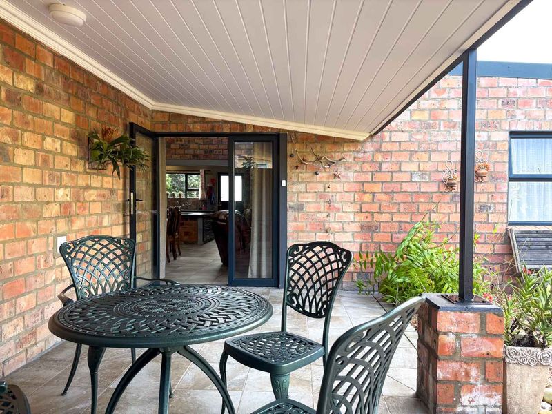 The perfect balance of practical design, open space and abundant natural light. - Photo 3