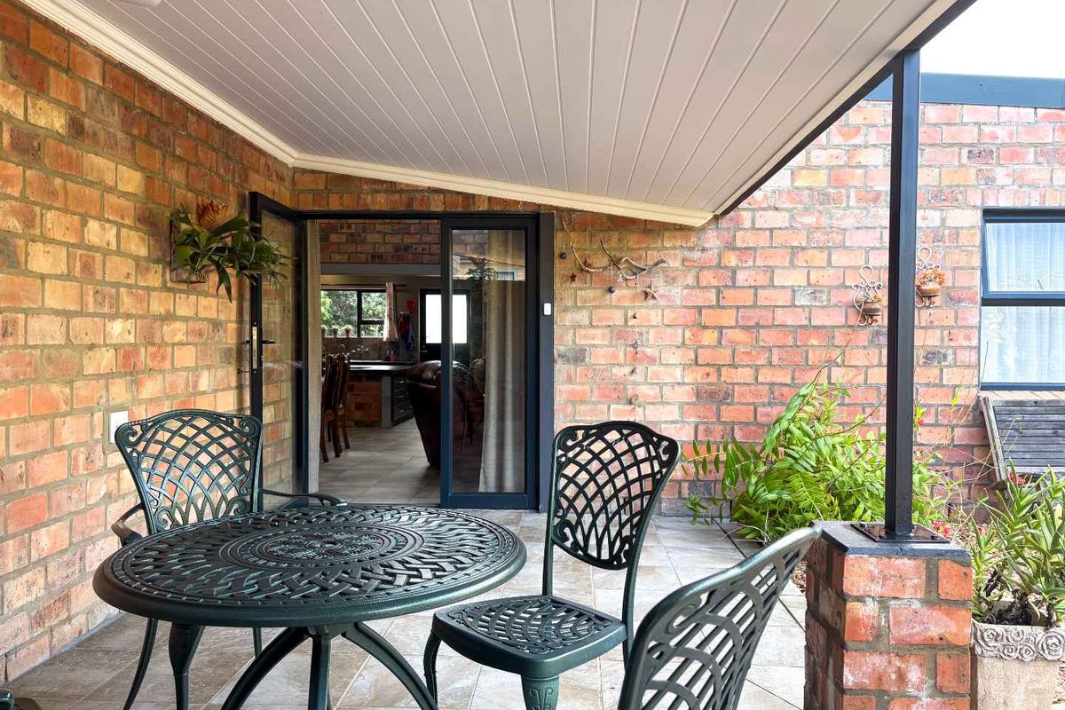 The perfect balance of practical design, open space and abundant natural light. - Photo 3