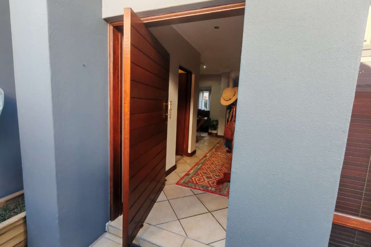 EXCLUSIVE MANDATE -BEAUTIFUL HOME WITH LOTS OF EXTRAS IN THE GOLF ESATE - Photo 4