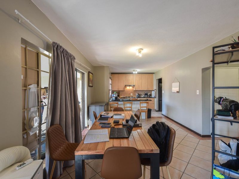 Neat, large three bedroom townhouse in security complex - Moreleta Park - Photo 4