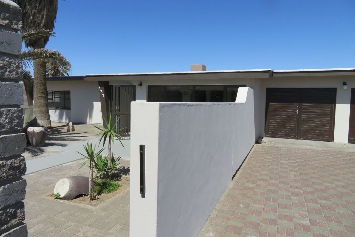 Spacious Family Home and Flat situated in a popular central prime area in Walvis Bay - Photo 2