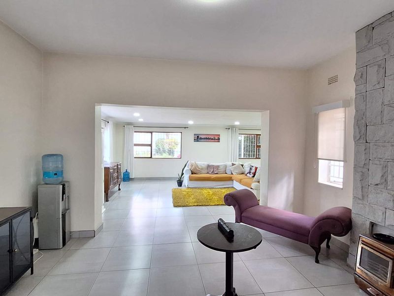 Beautiful 5 Bedroom Home With Cottage - Photo 5