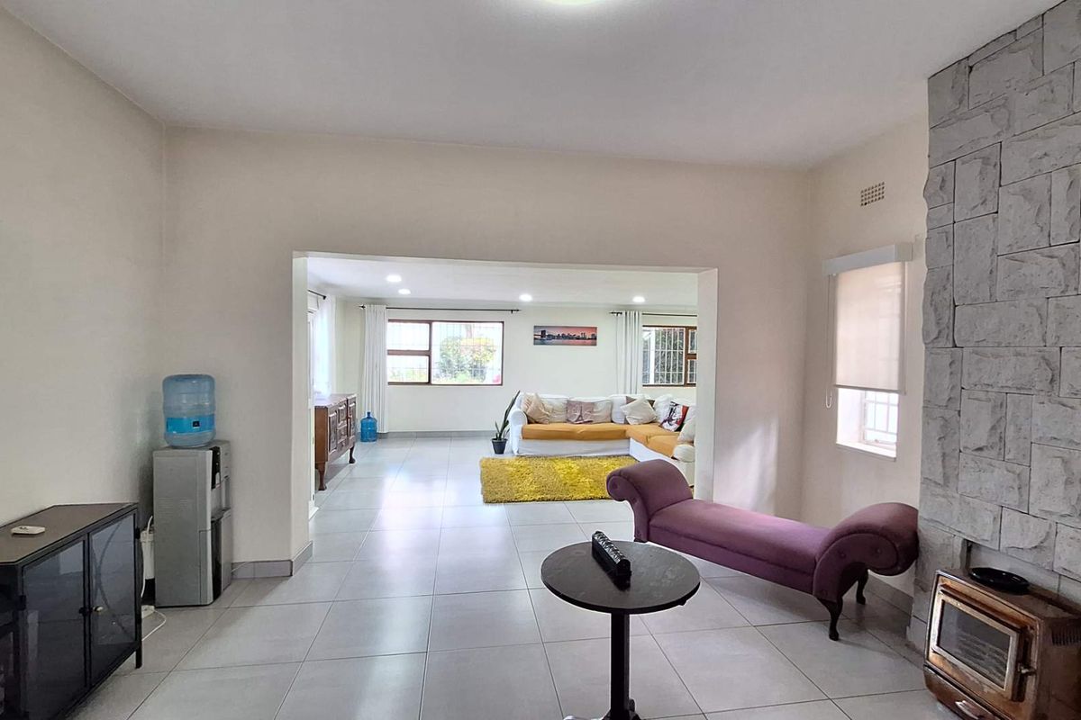 Beautiful 5 Bedroom Home With Cottage - Photo 5