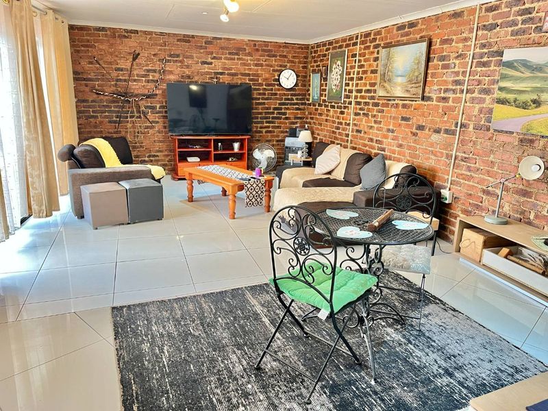 Spacious 3-Bed Home with Private Flatlet in Van Dyk Park! - Photo 6