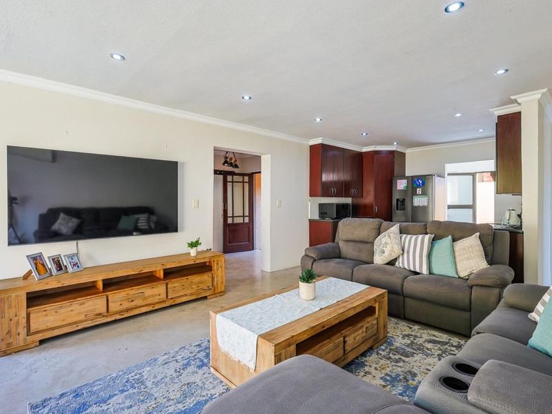 Charming three-bedroom home in Monterrey Place - Photo 9