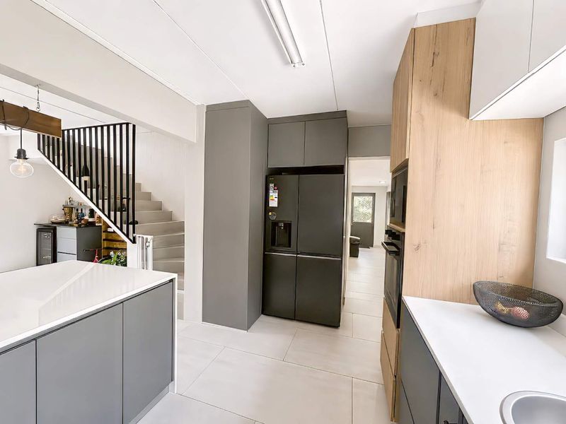 Modern Contemporary Living with Everyday Convenience - Photo 8