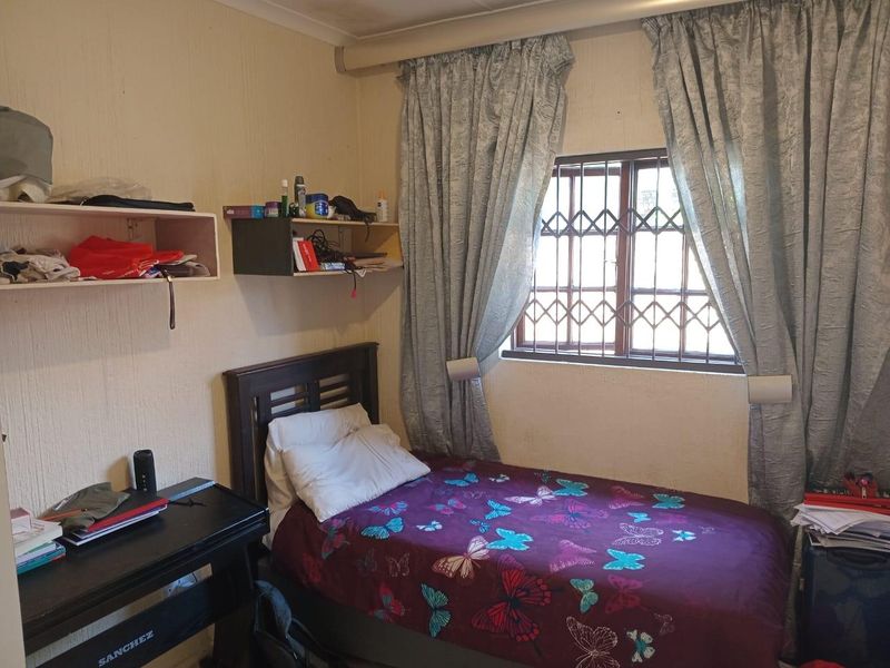 Charming Facebrick Simplex with Practical Comforts & Timeless Appeal - Photo 6