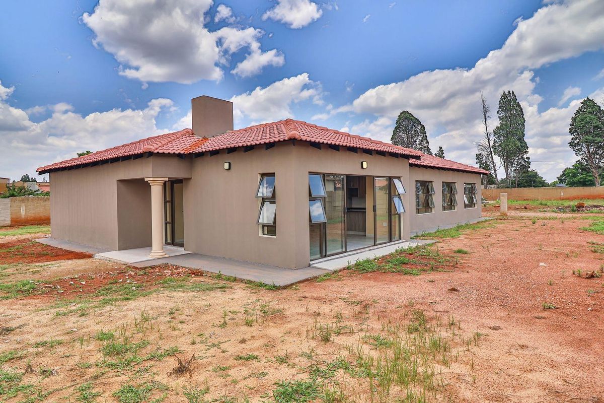 Brand new property in a quiet only 3 in a complex - Photo 2