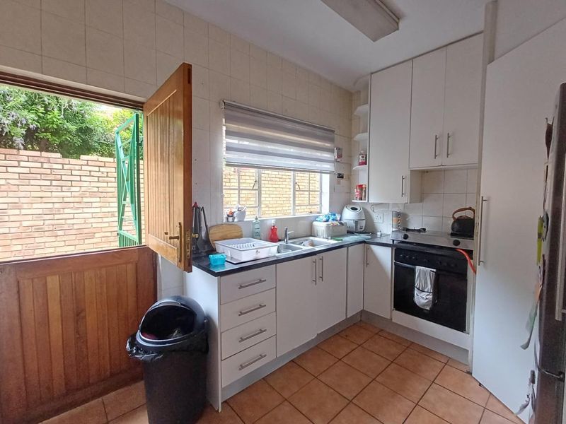 Charming Duplex Living in Sought-After Bromhof – Perfect for Families - Photo 2