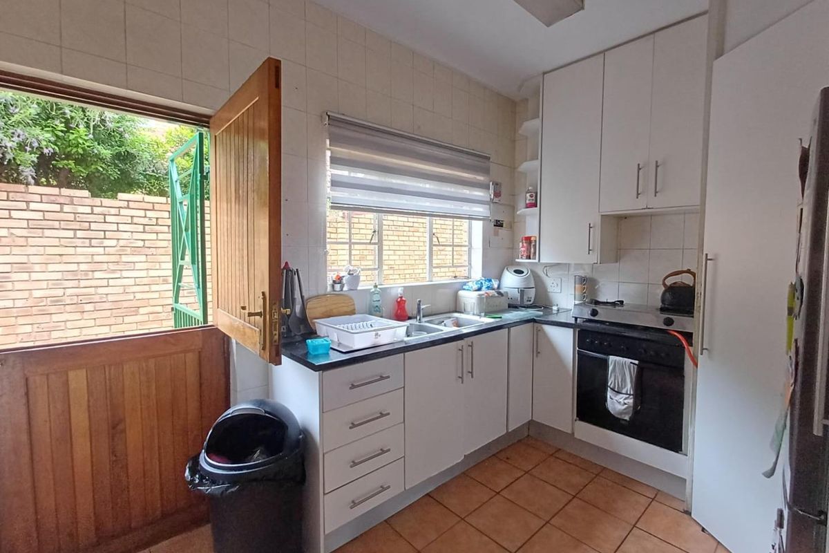 Charming Duplex Living in Sought-After Bromhof – Perfect for Families - Photo 2