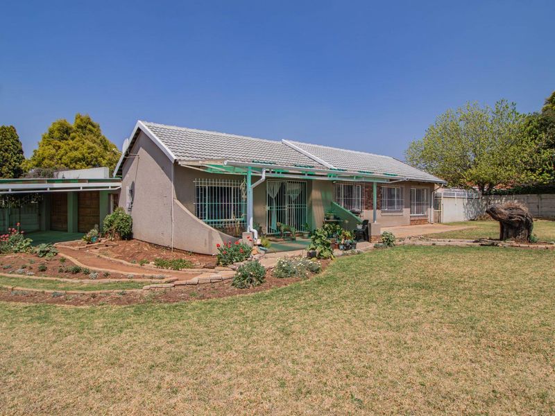 Charming Family Home with Fireplace & Spacious Garden! - Photo 2