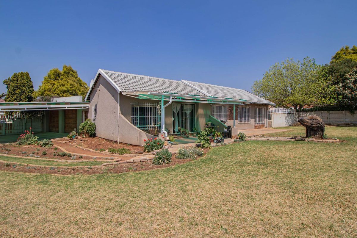 Charming Family Home with Fireplace & Spacious Garden! - Photo 2