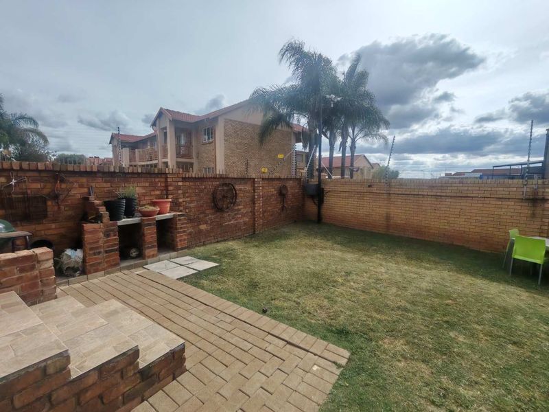 DOUBLE SECURITY -LOVELY BIG GARDEN - SPACIOUS LOUNGE AREA - Photo 5