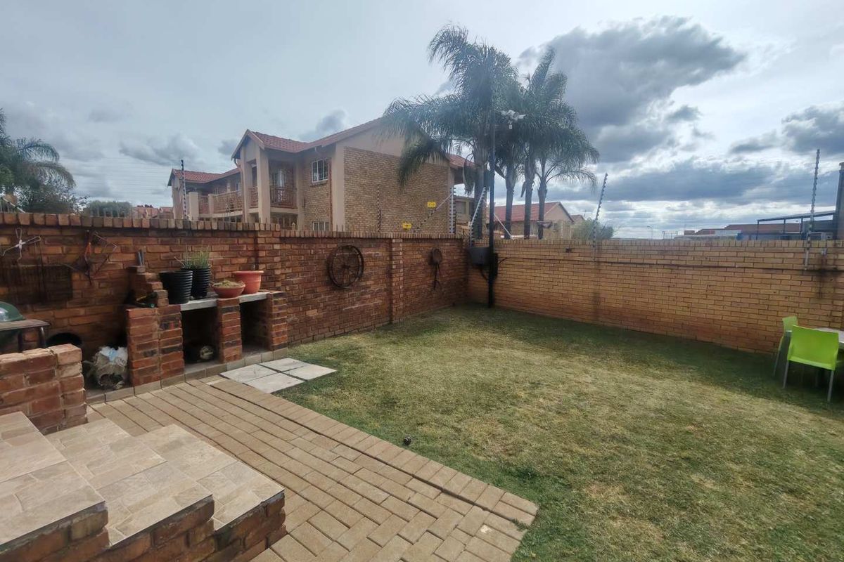 DOUBLE SECURITY -LOVELY BIG GARDEN - SPACIOUS LOUNGE AREA - Photo 5