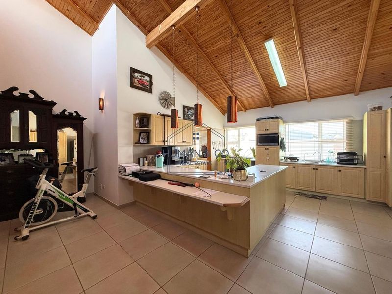 Spacious 4-Bedroom Home with 1 Bedroom Flat in prime Meersig Area - Photo 6