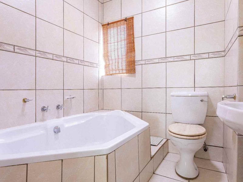 Priced to sell, offers from R875 000 will be considered. - Photo 10