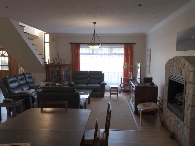 Beautiful Home for a large Family - Photo 10