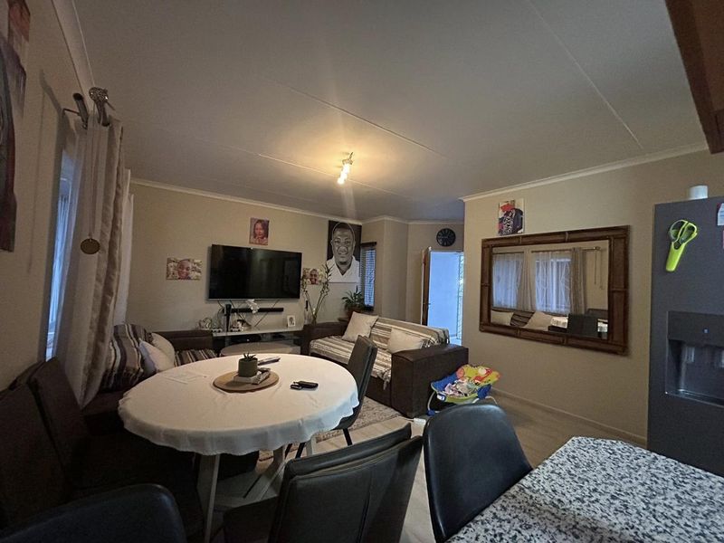 The perfect unit in the right place — this 3-bedroom unit offers comfortable living just minutes from The Grove - Photo 3