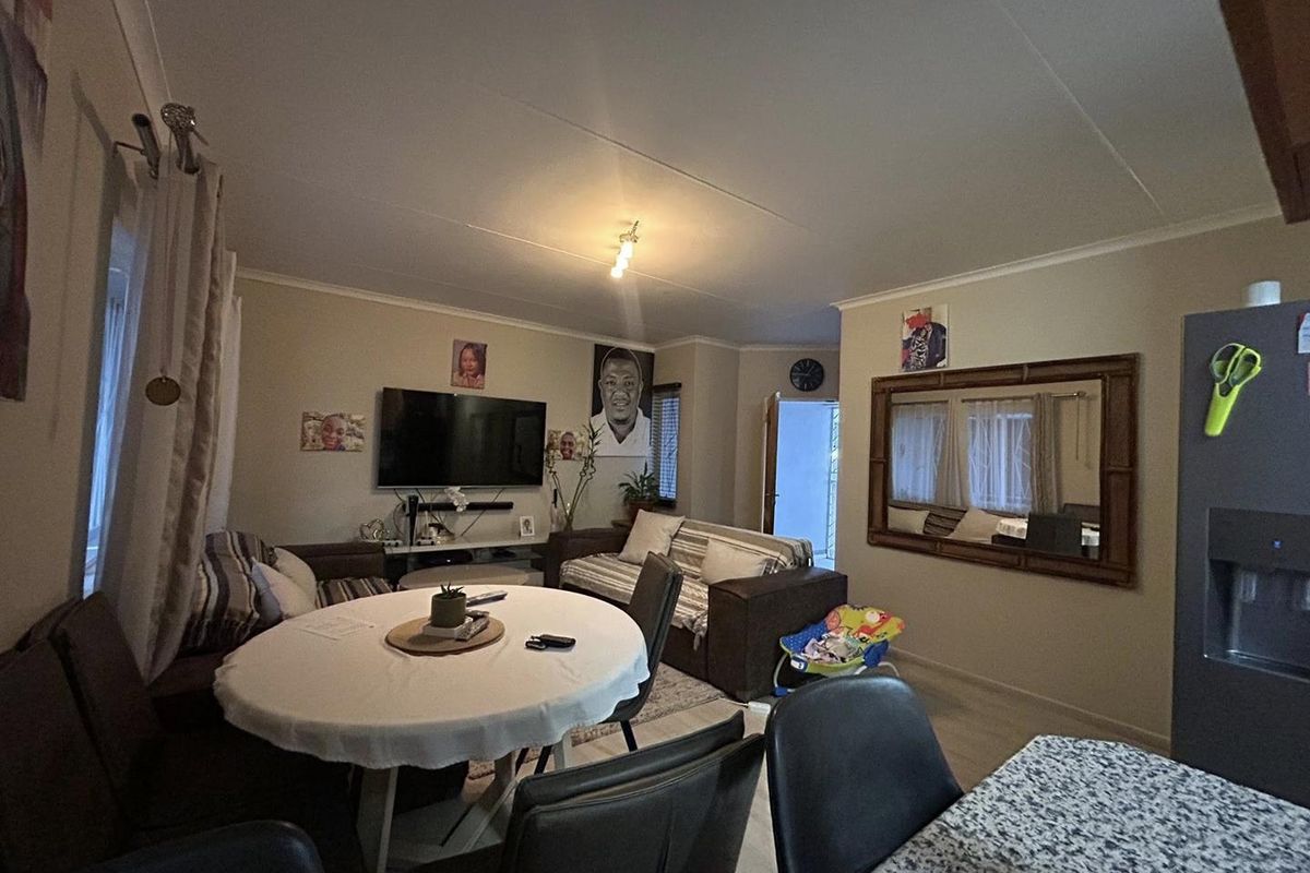 The perfect unit in the right place — this 3-bedroom unit offers comfortable living just minutes from The Grove - Photo 3