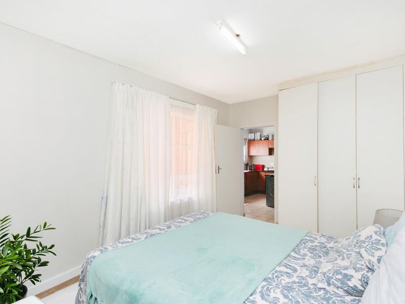 Neat 3 bedroom 2 bathroom unit for sale in Florida Roodepoort - Photo 10