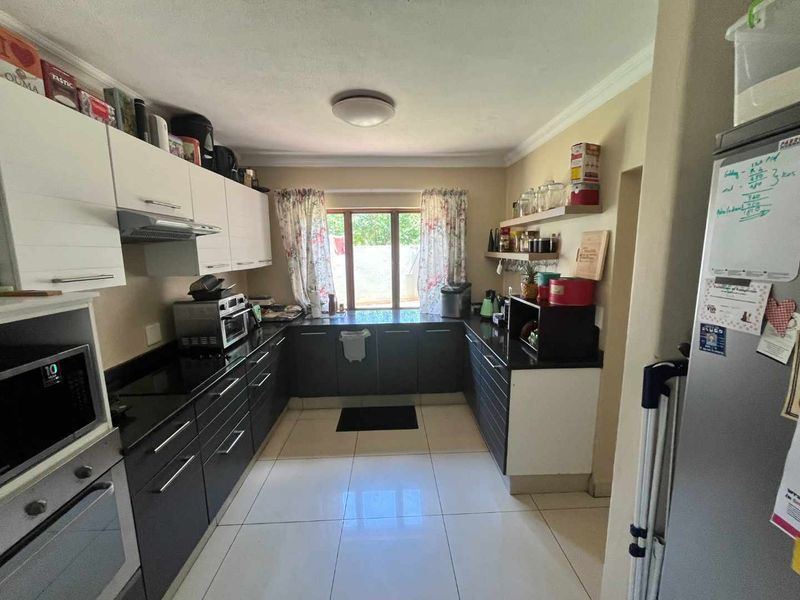 VERY SPACIOUS WITH SERVANTS QUARTERS - Photo 7