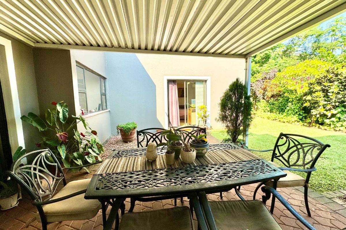 Brilliant Priced 3 Bed 2 Bath Home above road level in prime Sunningdale!! - Photo 4