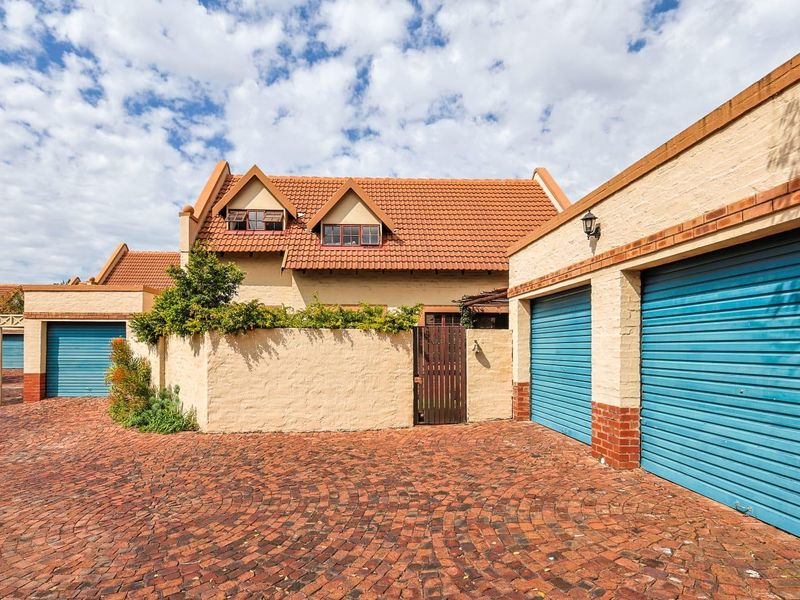 Elegant Double-Volume Family Home in a Secure Lifestyle Estate - Photo 2