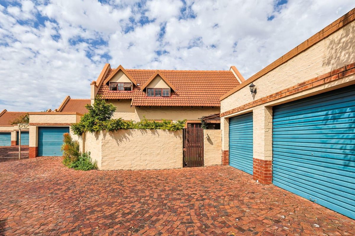 Elegant Double-Volume Family Home in a Secure Lifestyle Estate - Photo 2