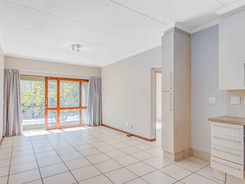 Charming 1 Bedroom Apartment in Secure Complex - Photo 2