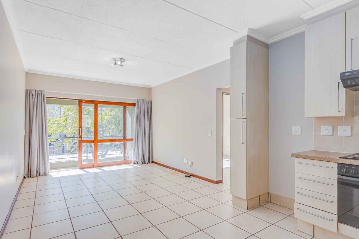 Charming 1 Bedroom Apartment in Secure Complex - Photo 2