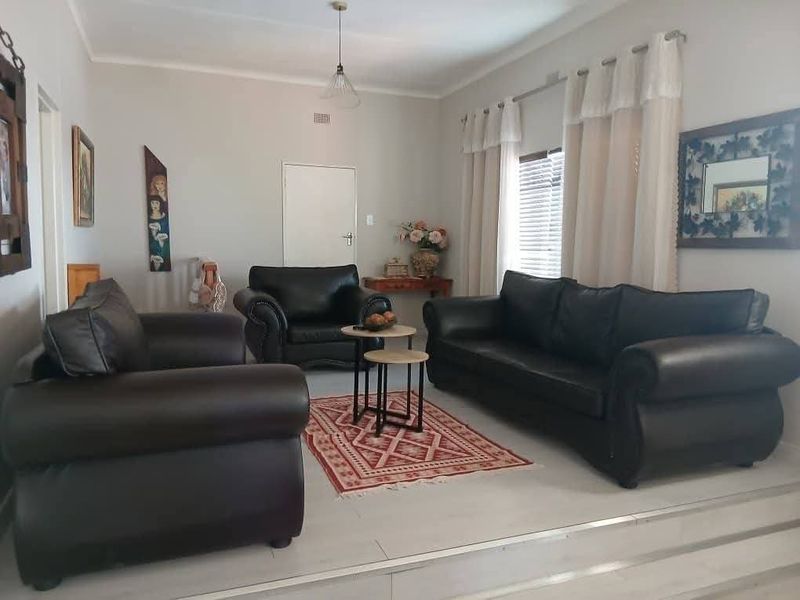 Nestled on a scenic hilltop with sweeping views over Keetmanshoop, this well-loved and beautifully maintained guesthouse offers comfort, charm and exceptional. - Photo 8