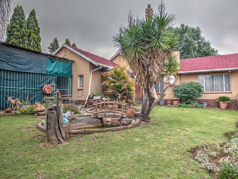 Large family home in an enclose area - Photo 2