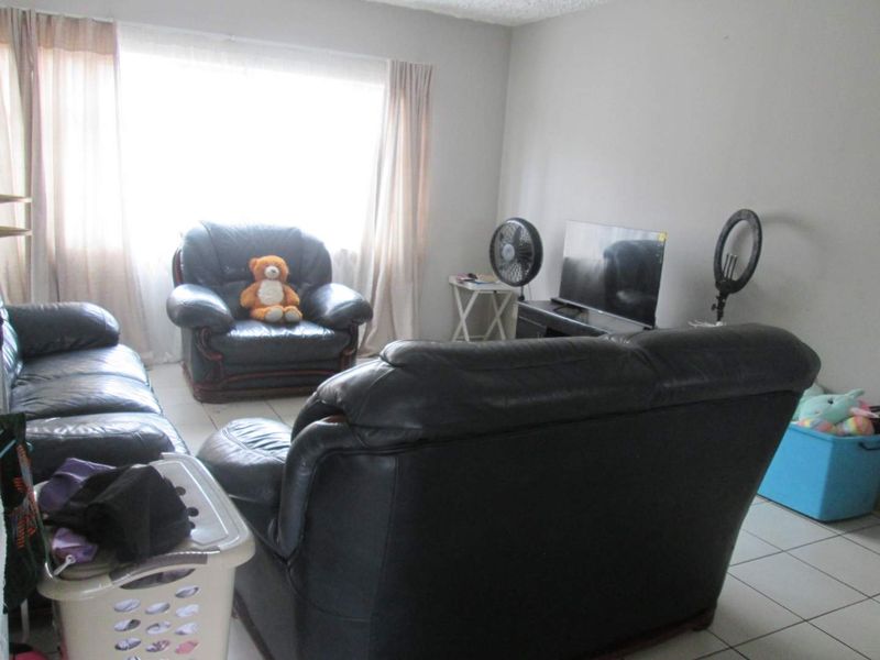 BEAUTIFUL  AND NEAT TWO BEDROOM [2] FLAT FOR SALE IN DASPOORT [PTA ] BARGAIN - Photo 8