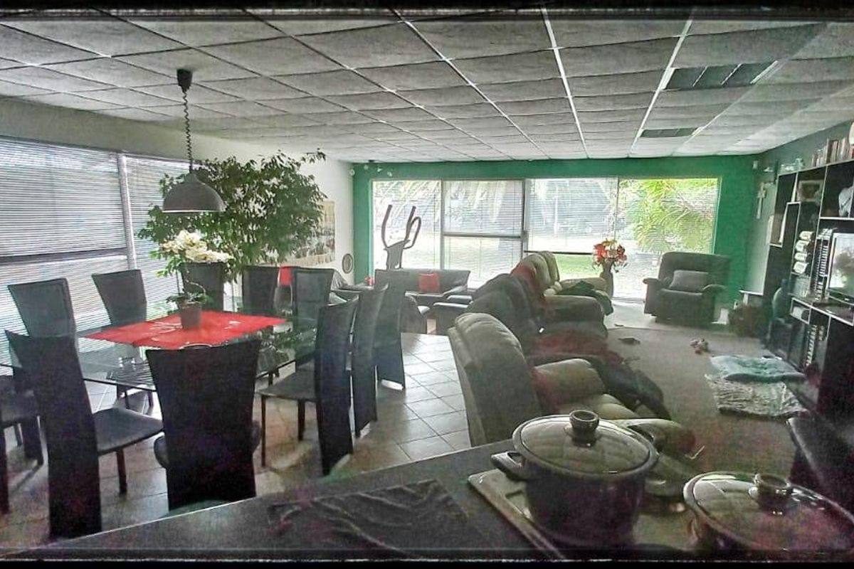 Modern 5 Bedroom Family House For Sale - Grootfontein - Photo 2