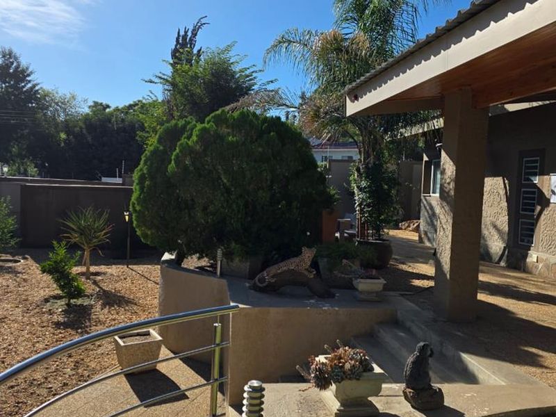 Luxury Living: Spacious Home with Pool, Flat & Entertainment Area! - Photo 9